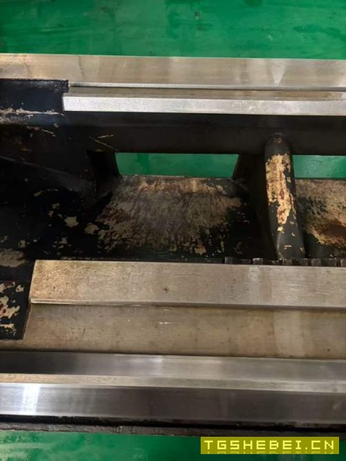 丹东华骏CFW61125B普通车床加工规格：回转直径1250mm.